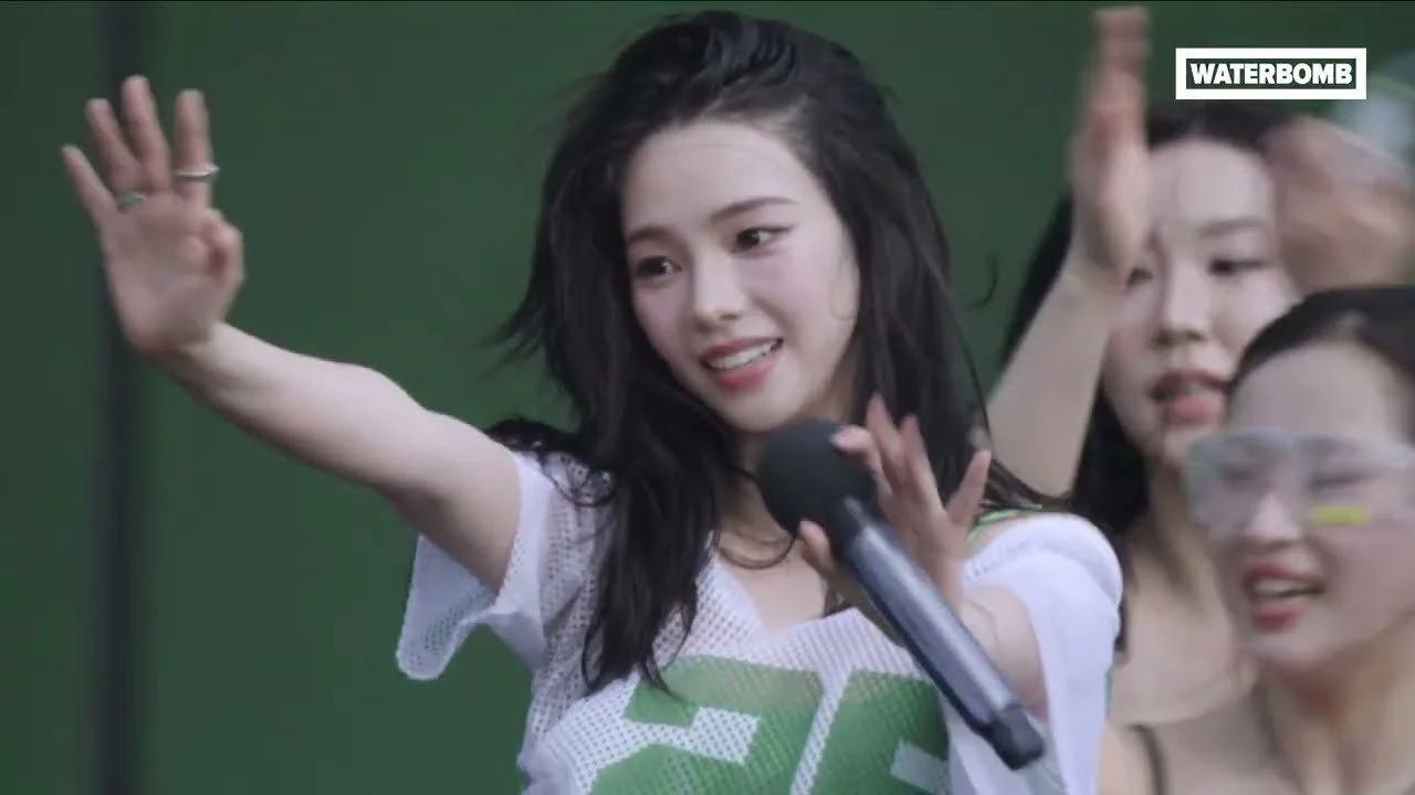 KARINA trình diễn các ca khúc solo 'GOOD STUFF' và 'UP' tại sân khấu WATERBOMB