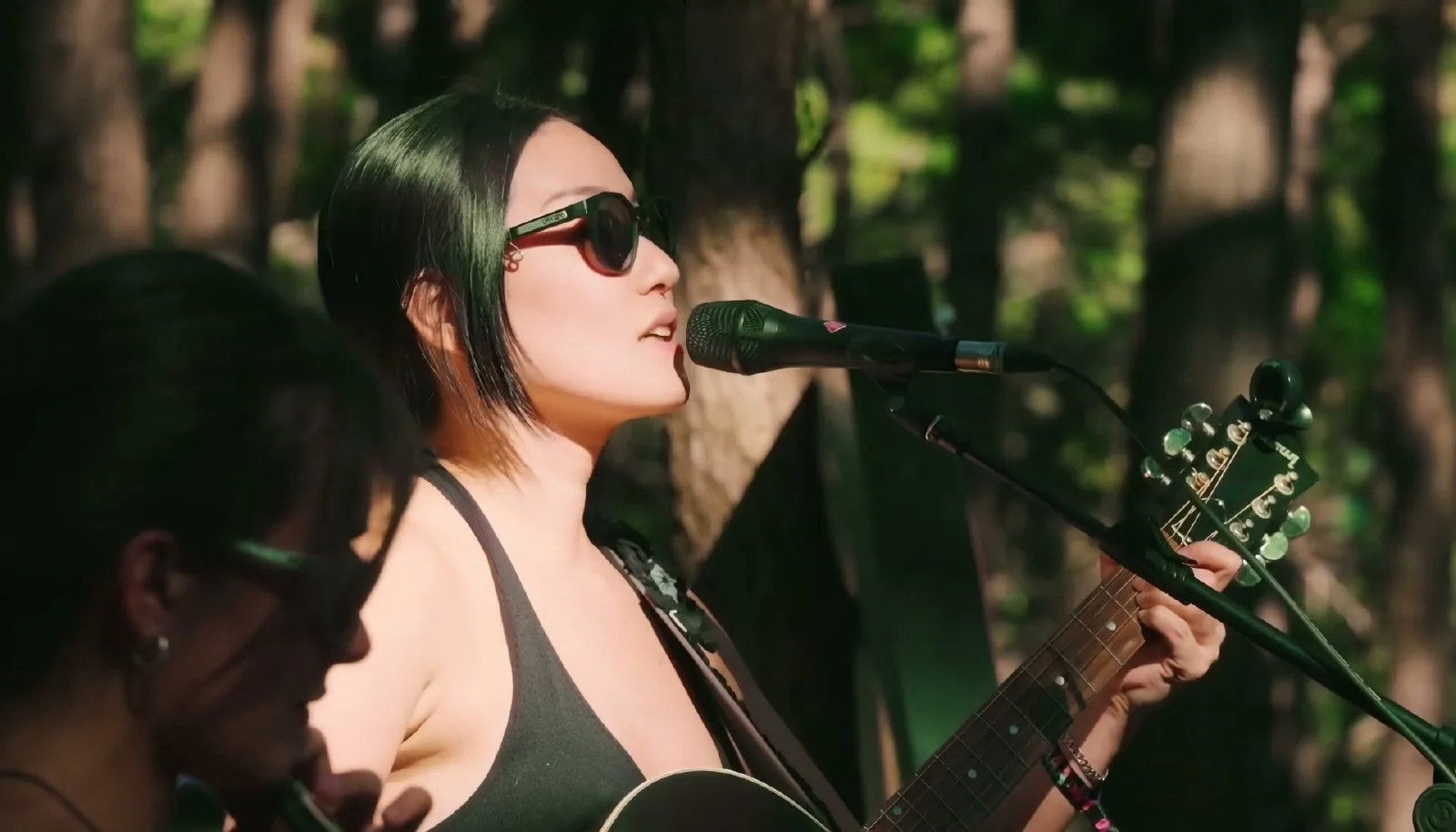 Lang Lee performs 'our mieum' live with audience a cappella