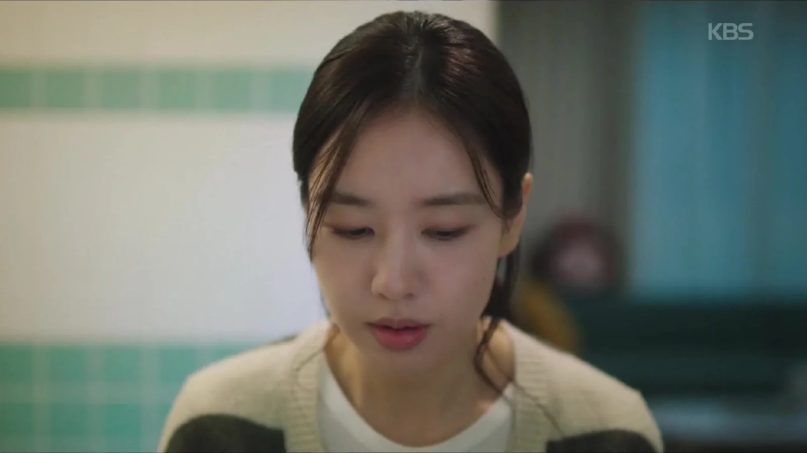 "You don't want to make a movie, do you? You're scared, right?" Lee Joo-ahn's question digs into Ahn Eun-jin's fear
