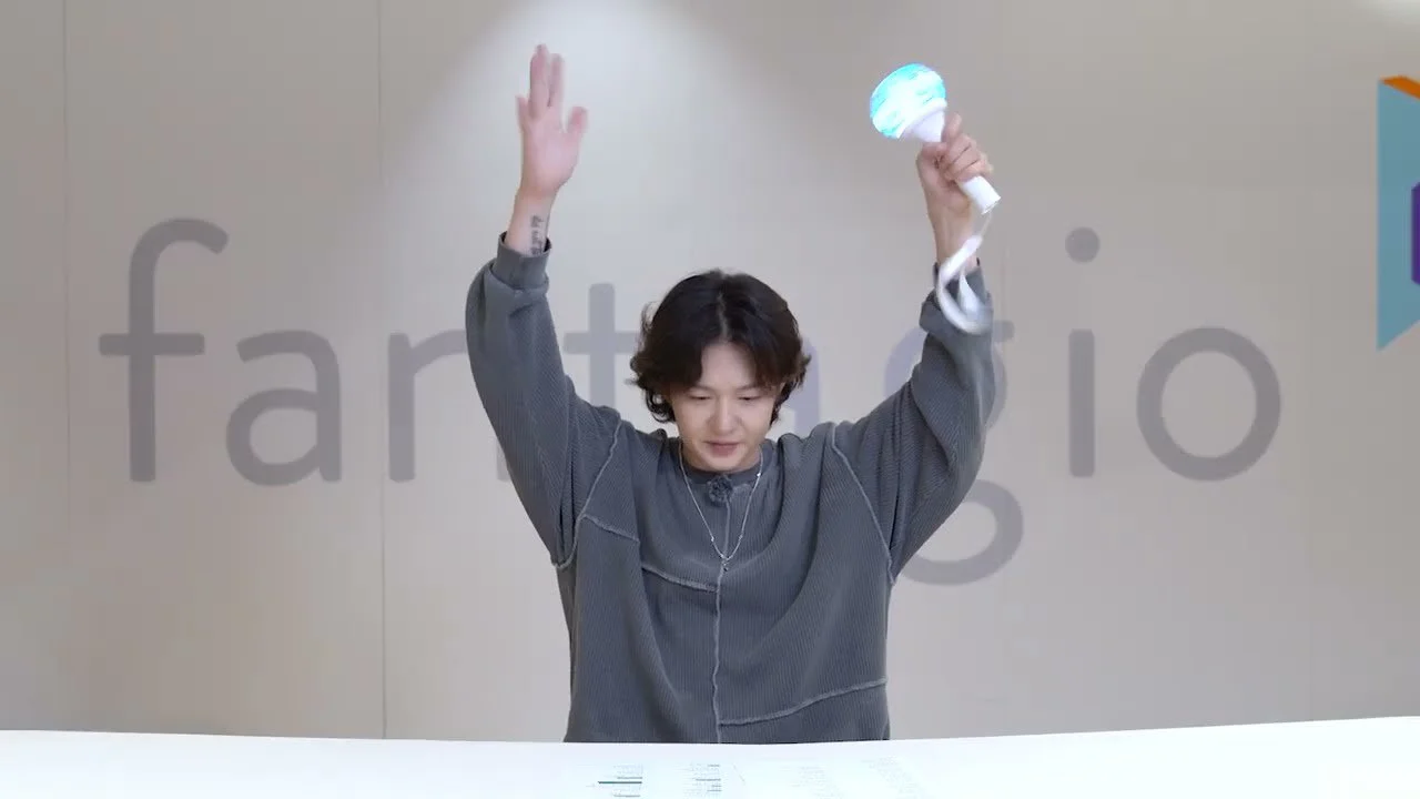 Lee Changsub demonstrates 'Green Star' cheering guide ahead of concert