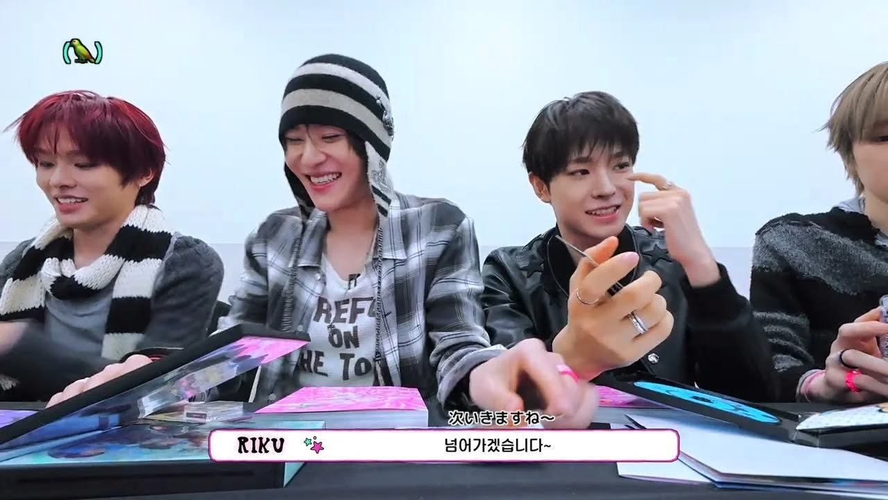 NCT WISH unboxing mini album thứ 4 'I SPY': "Những sticker muốn dán lên MacBook"