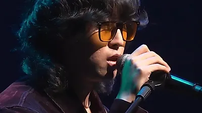 asraiiが都市の孤立を描く楽曲「Rat」をライブ映像で公開