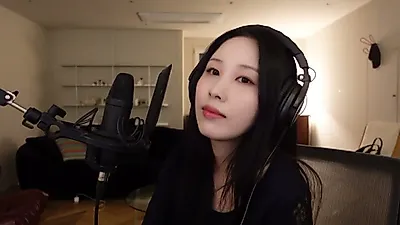 Bài hát của Kwon Jin Ah hướng về sự lạc lối trong cuộc sống thường nhật lặp đi lặp lại, tái hiện ca khúc của Yoo Jae-ha