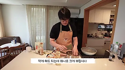 Sung Si-kyung shares unique green onion chicken pancake recipe on YouTube