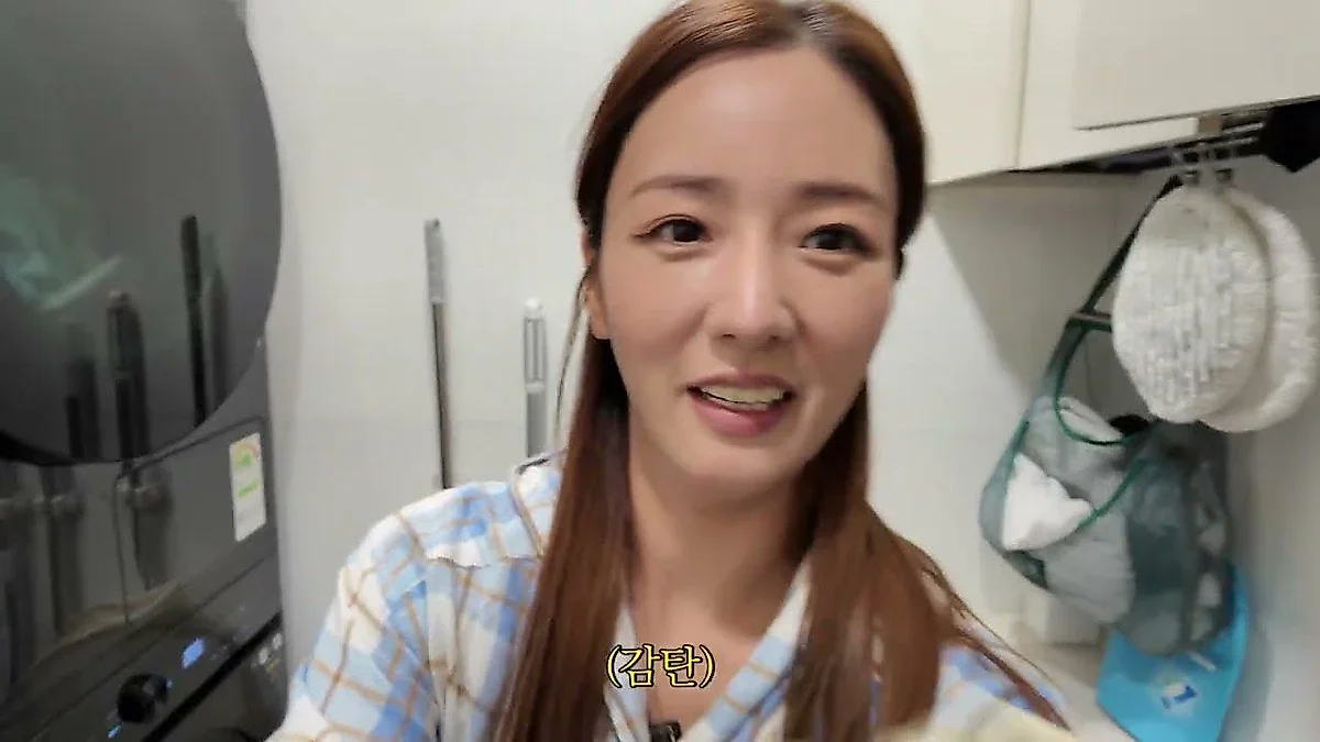 “连20年前的衣服也收藏”……偶像衣橱里的 Apink 周边与香水收藏