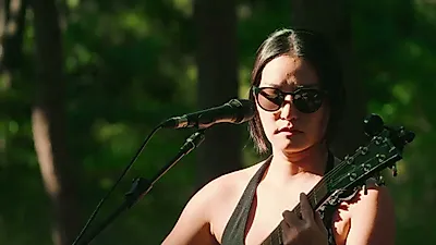Lang Lee interpreta en vivo 'our mieum' junto al a cappella del público