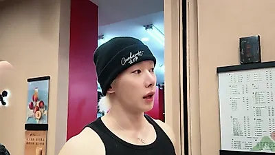 Wonho trải nghiệm ẩm thực tại các chợ đêm ở Cao Hùng