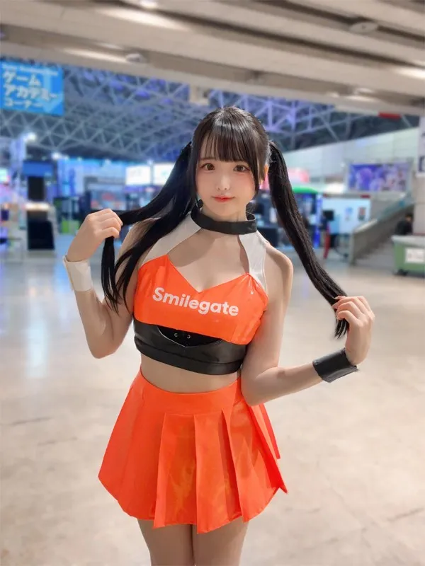 Model Mizuumi Ramune Showcases Stunning Proportions in Orange Uniform at Smilegate Booth