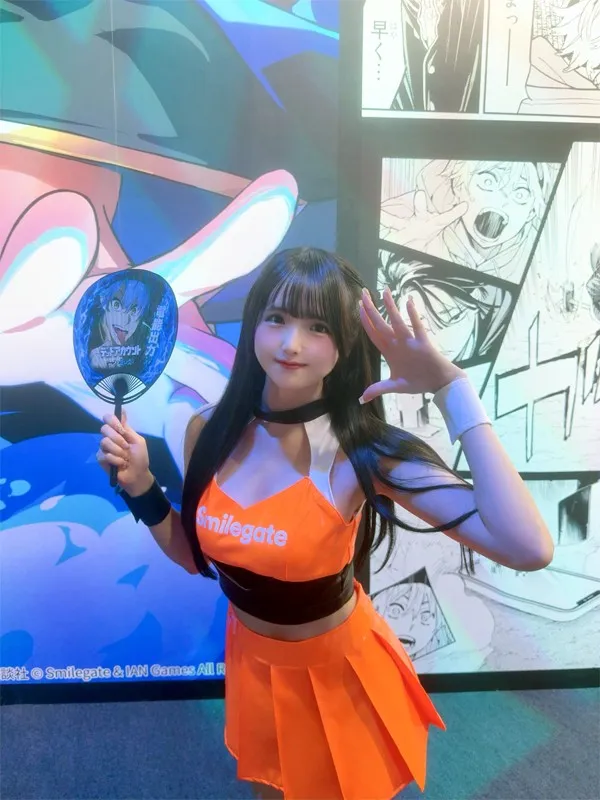 Model Mizuumiramune radiates bright energy, waving at the camera with a character fan at the Smilegate photo zone