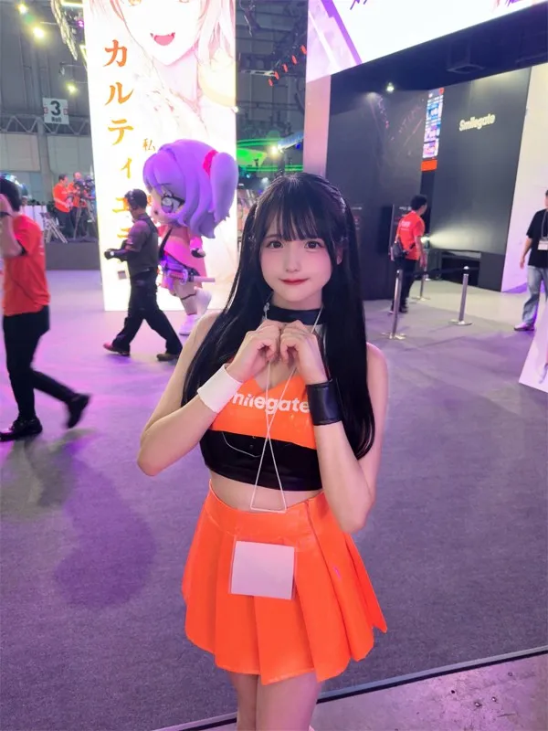Model Mizuumir Ramune radiates a lovely aura, making heart gestures with both hands for spectators