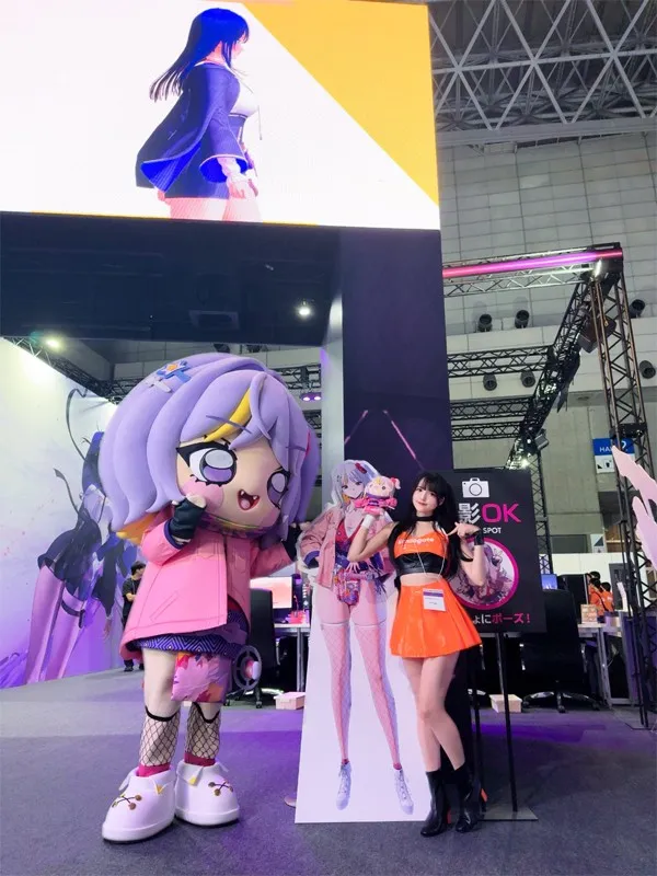 Model Mizuumii Ramune Poses Cheerfully Beside 'Itsuka' Mascot and Life-size Panel at Smilegate's…