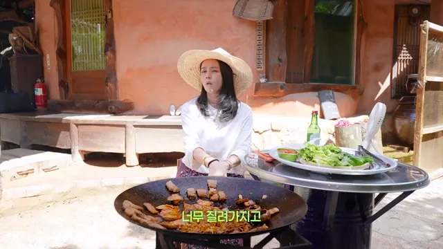 Han Ga-in talks about outdoor dining with pot-lid pork belly and soju — YouTube: Free Woman Han Ga-in
