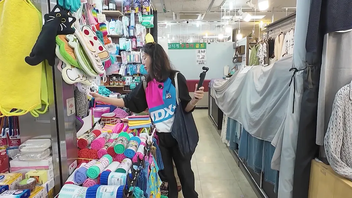 Hwang Jung-eum Visits Namdaemun Market, Opens Up About Past Breast Surgery and Underwear Shopping