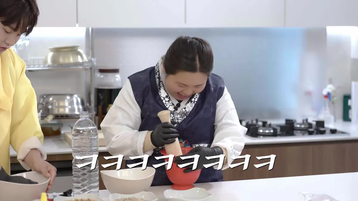 Park Seo-jin and Park Hyo-jeong Siblings Enjoy Making Songpyeon Together