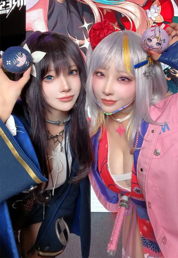 Models Yukimura, transformed into 'Ende,' and Miiko, in 'Itsuka' costume, pose for a photo at the Miraesi booth