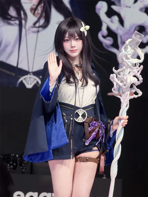 Model Yukimura showcases doll-like beauty, waving to visitors on the Smilegate booth stage