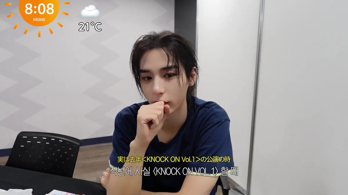 Lee Han eating convenience store food