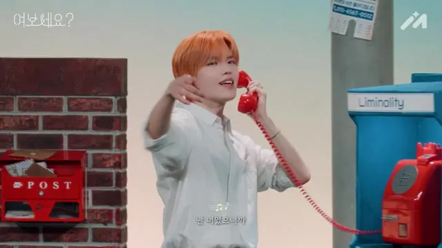 VERIVERY(ベリベリ)のケヒョン、電話機コンセプトのステージで魅惑の歌唱を披露