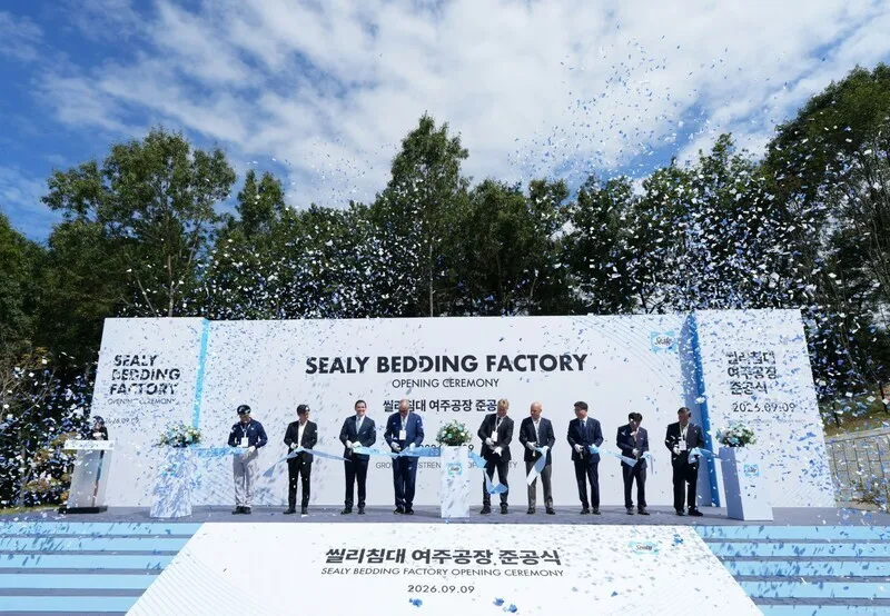 Key officials participate in the ribbon-cutting ceremony at the Sealy Bed Yeoju factory completion ceremony.