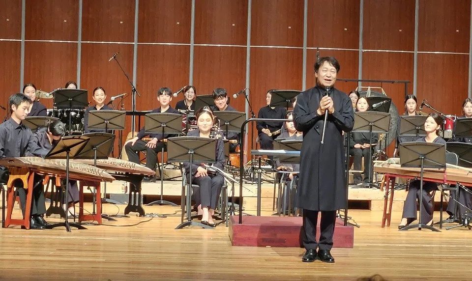 Professor Won Young-seok, Regarded as Korea's Top Gugak Conductor, Explains Musical Content to Audience