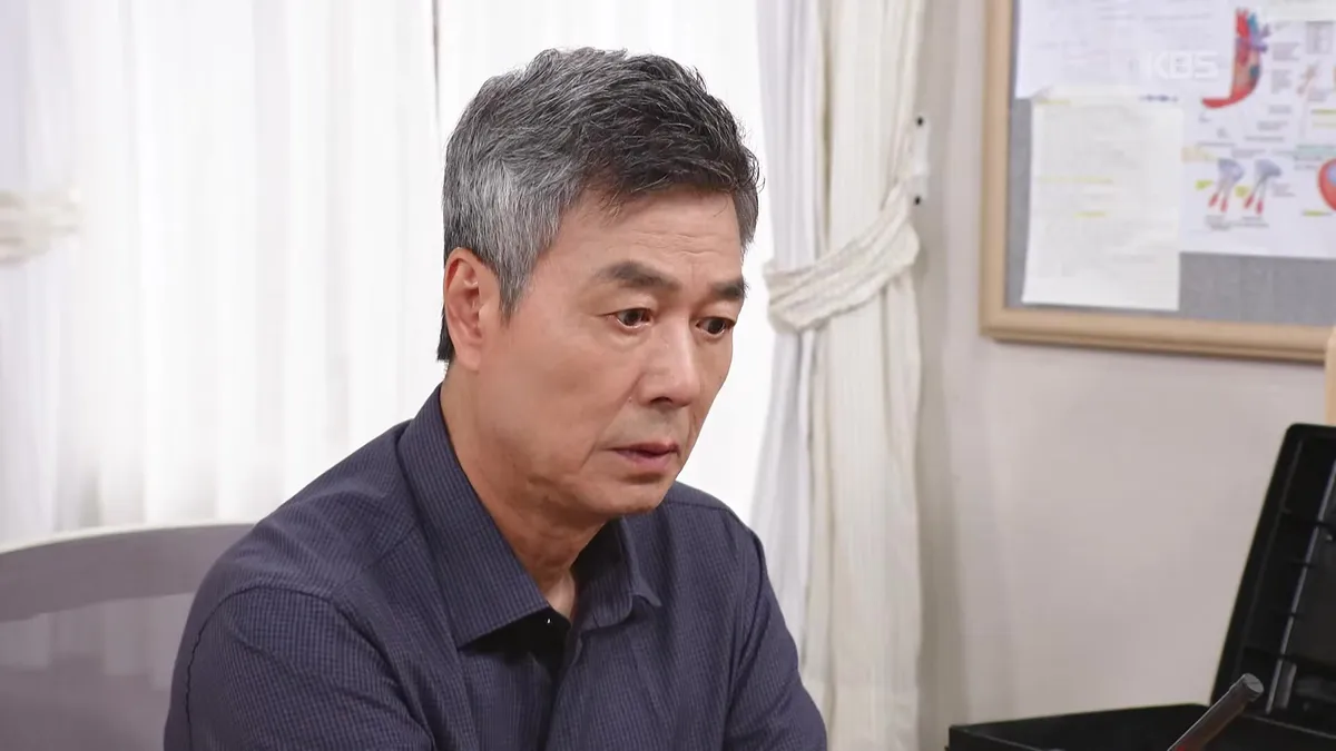 Sunwoo Jae-deok examines radio clue in KBS drama 'Our Happy Day'
