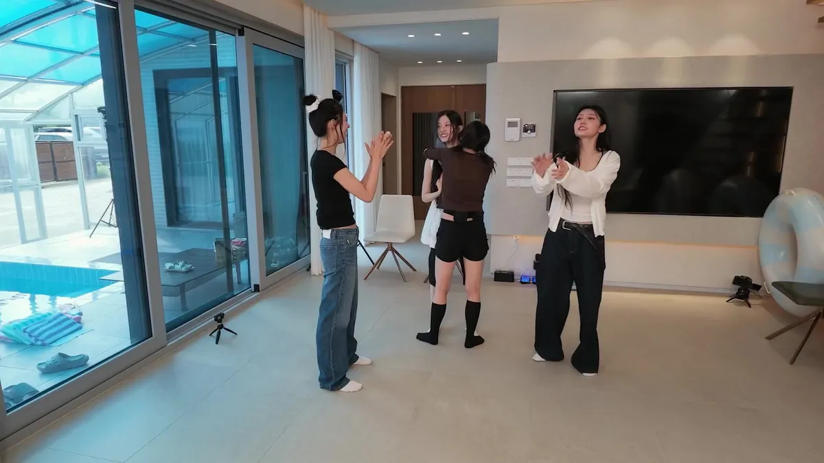 ILLIT đi du lịch sông Hán vào cuối hè... 'Super ILLIT' vượt mốc 1 triệu lượt xem