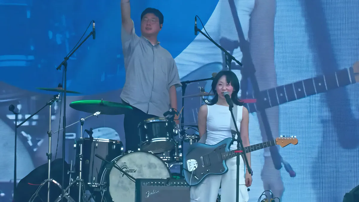 Khoảnh khắc Say Sue Me trình diễn live tại sân khấu Pentaport Rock Festival 2026