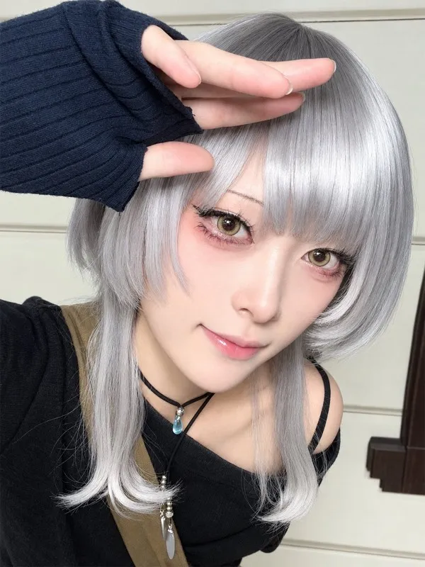 Model Aruku Captivates with Mysterious Gaze as Explorer 'Mini'