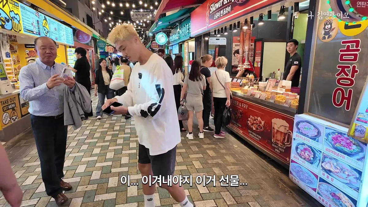 Kim Young-kwang visits Busan for a day trip after only 2 hours of sleep, searching for nostalgic eateries in Haeundae Market
