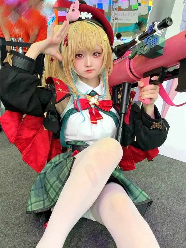 モデルのウレハ、『未来視』のキャラクター「ニュー」に変身!巨大なピンクのバズーカを担ぎ敬礼ポーズ