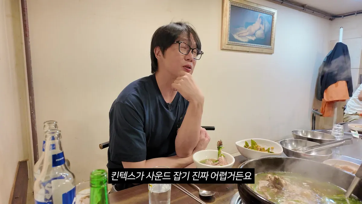 Sung Si-kyung sits at the dining table, lost in thought