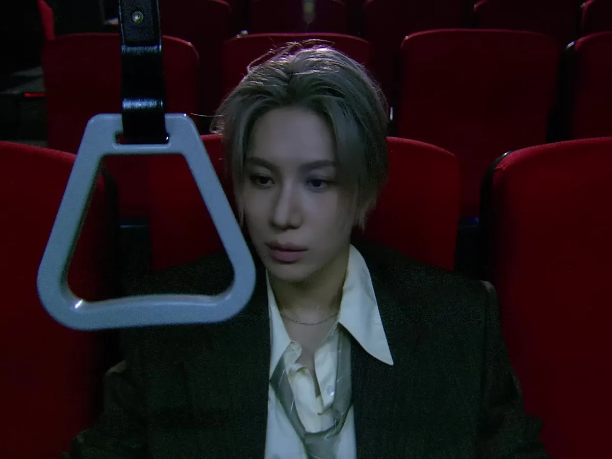 TAEMIN「This Is The End」公式映像、暗い客席で正面を見つめる姿 — YouTube