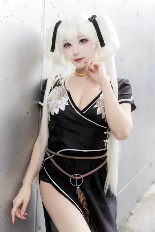 Model Nemu Captivates with Platinum Blonde Hair and Black Dress