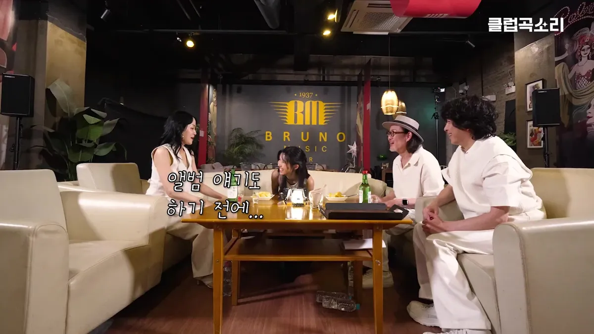テーブルを囲んで語り合う3人