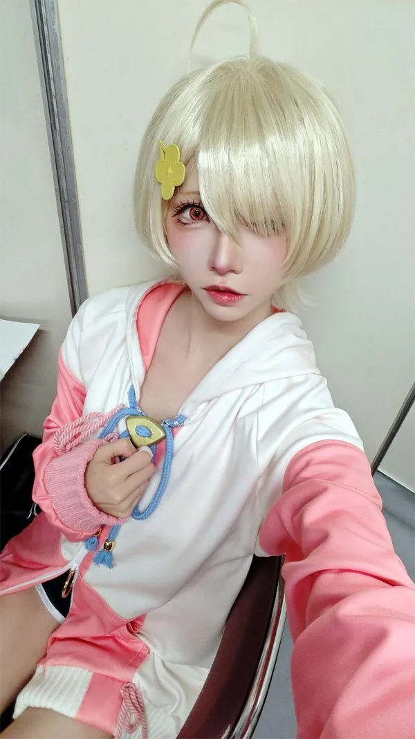 Model Kitaro Captivates with Blonde Bob and Doll-like Features in Close-up Selfie