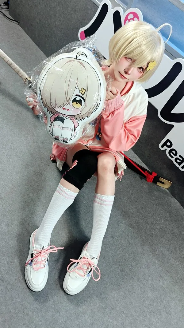 Model Kitaro shows off fresh charm while hugging a character face cushion