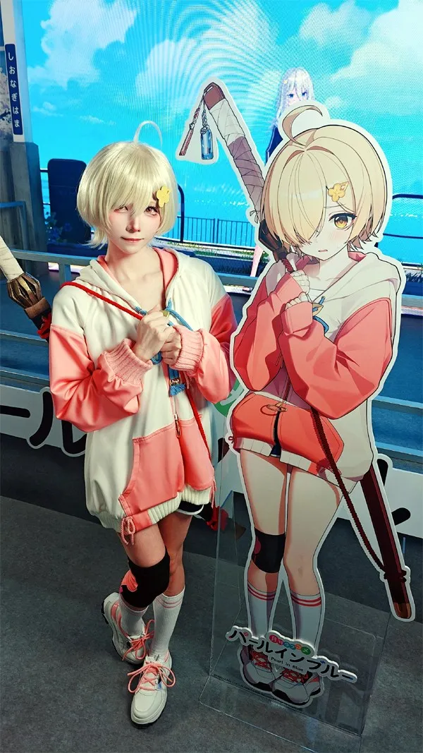 Model Kitaro achieves high synchronization, posing in identical outfit and pose next to 'Yotsuba'…