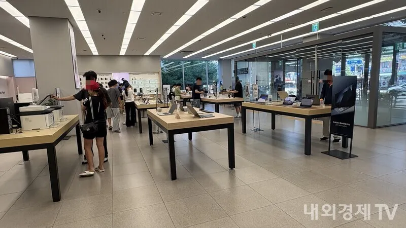 Younger 1030 generation customers visit Samsung Store to experience Z8 series firsthand