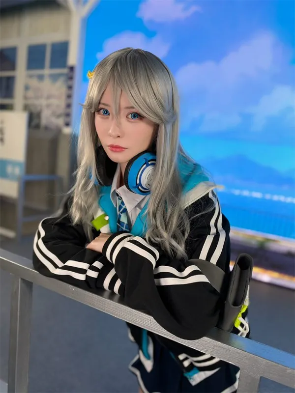 Model Yamamoto Shio exudes a mysterious aura with blue lenses and headphones while leaning against a railing