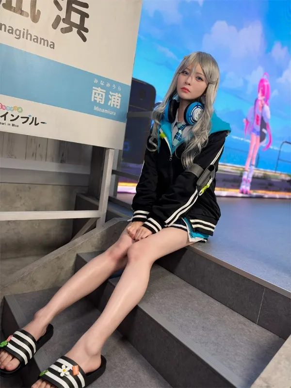 Model Yamamoto Shio showcases stunning proportions and leg lines in sporty attire and slides